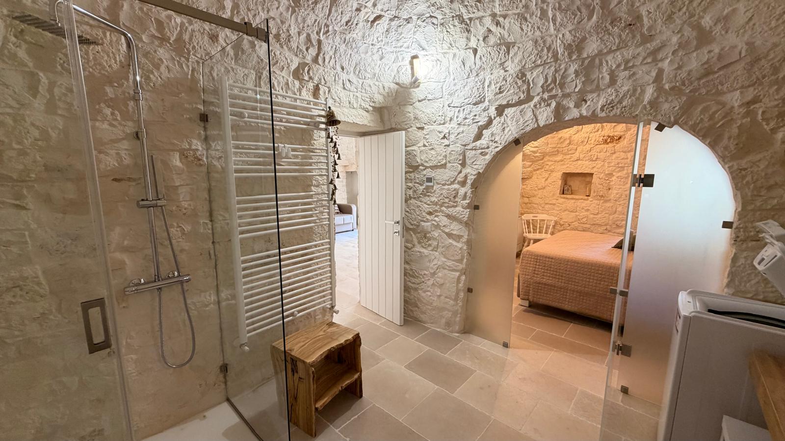 Trulli Comunicanti, Restaurati con Antico Camino, Ulivi Secolari.